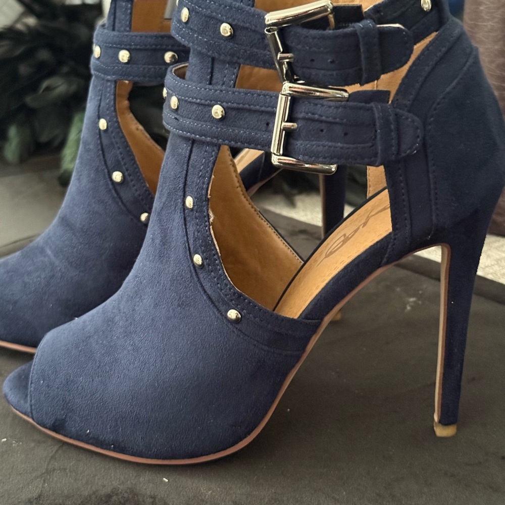 NEW - Navy velvet strappy ankle, peep toe heel adorned with metal grommets.
